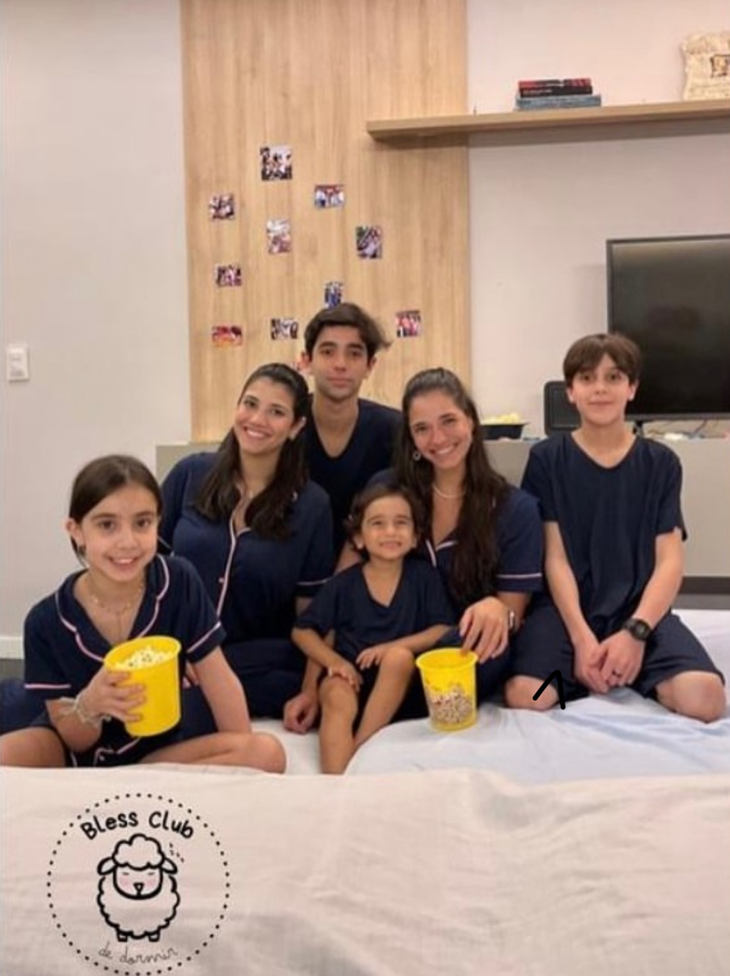 Família satisfeita usando pijamas azul marinho