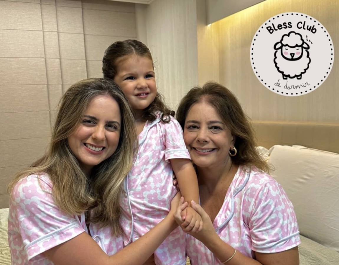 Família satisfeita usando pijamas florais rosa
