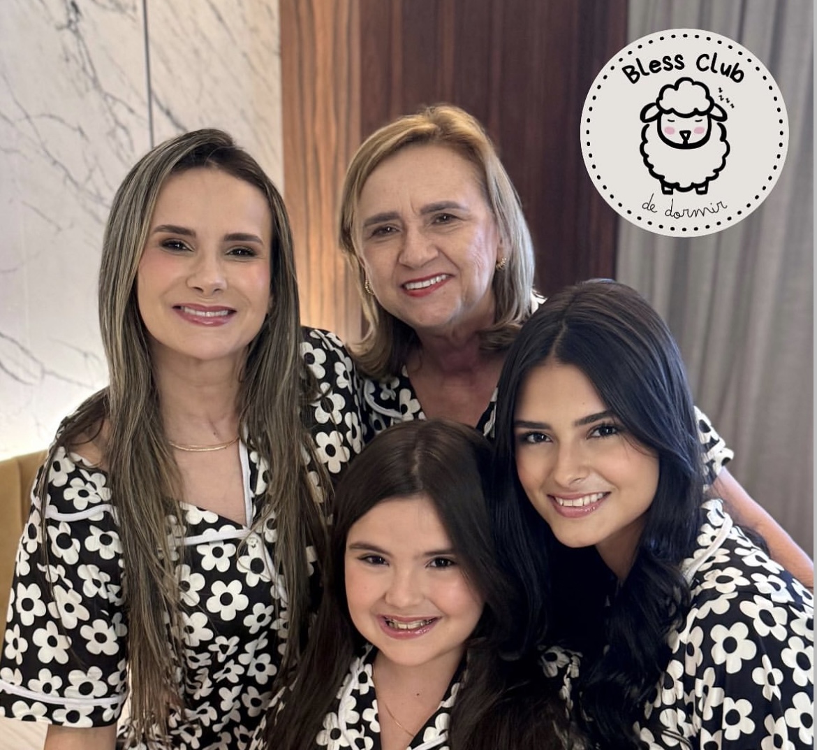 Família satisfeita usando pijamas florais