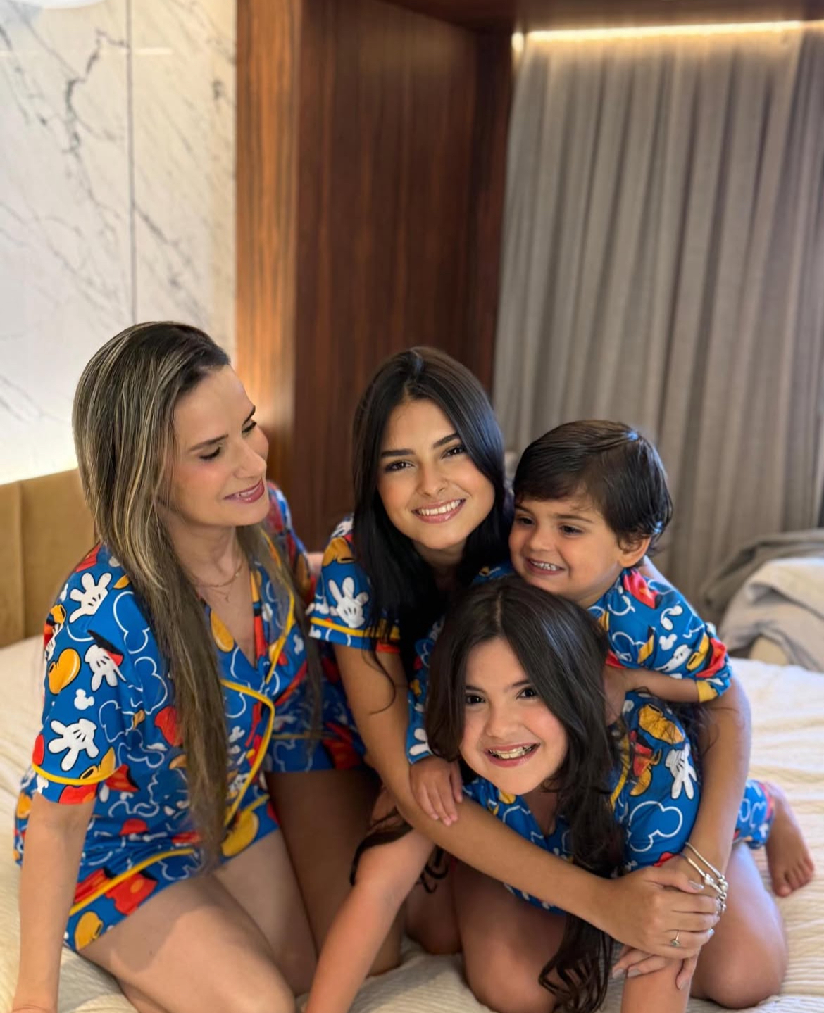 Família satisfeita usando pijamas do Mickey